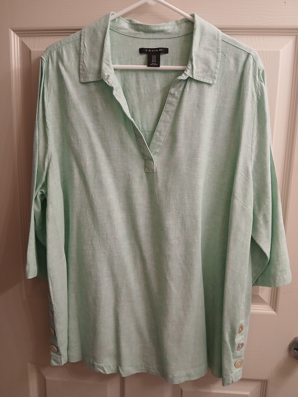 Tahari Woma’s Mint Green Linen- Blend Top